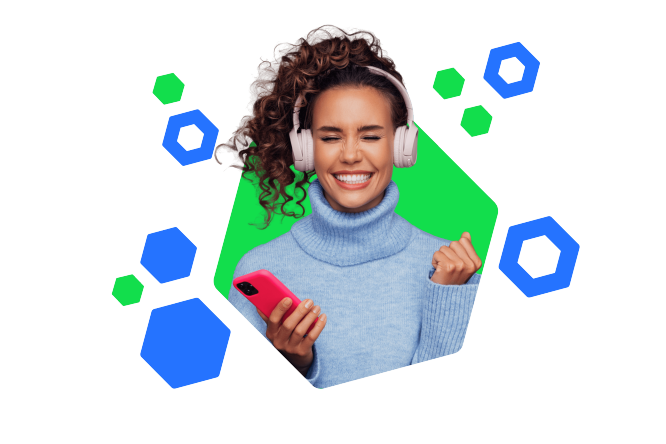 Eine junge Frau mit lockigem Haar hört glücklich Musik mit großen Kopfhörern und hält ein Smartphone. Sie trägt einen hellblauen Rollkragenpullover. Der Hintergrund zeigt grüne und blaue geometrische Formen.