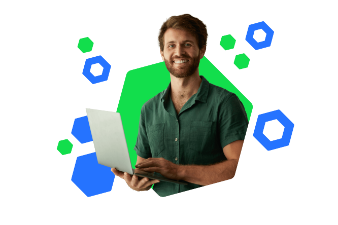 Ein lächelnder IT-Mitarbeiter hält einen Laptop und trägt ein grünes Hemd. Im Hintergrund sind grüne und blaue geometrische Formen zu sehen.