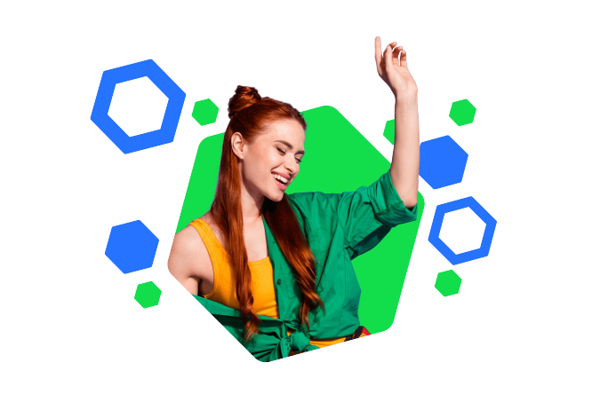 Eine junge Frau mit grünem Shirt und gelbem Top posiert vor einem farbenfrohen, geometrischen Hintergrund. Die Umgebung ist von blauen und grünen Hexagonformen geprägt und sorgt für einen dynamischen, modernen Look. Ihr rotes Haar setzt einen markanten Kontrast zur lebendigen Farbpalette.