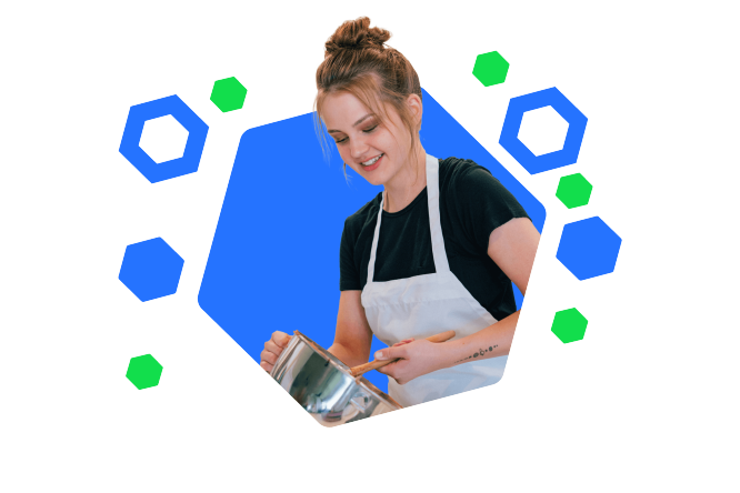 Eine Frau, die glücklich in der Küche kocht, repräsentiert die Freude und den Komfort, die durch cashpresso's flexible Kreditoptionen für Küchengeräte ermöglicht werden.