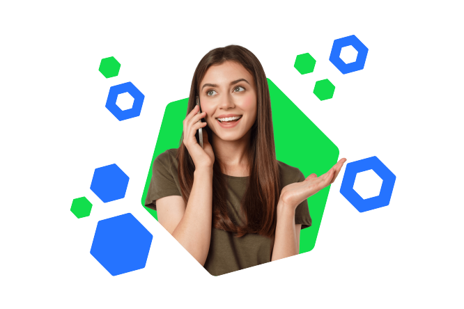 Eine lächelnde Frau in einem grünen T-Shirt hält ein Smartphone ans Ohr und gestikuliert mit der freien Hand. Der bunte, hexagonale Hintergrund unterstreicht die fröhliche und optimistische Atmosphäre des Gesprächs.
