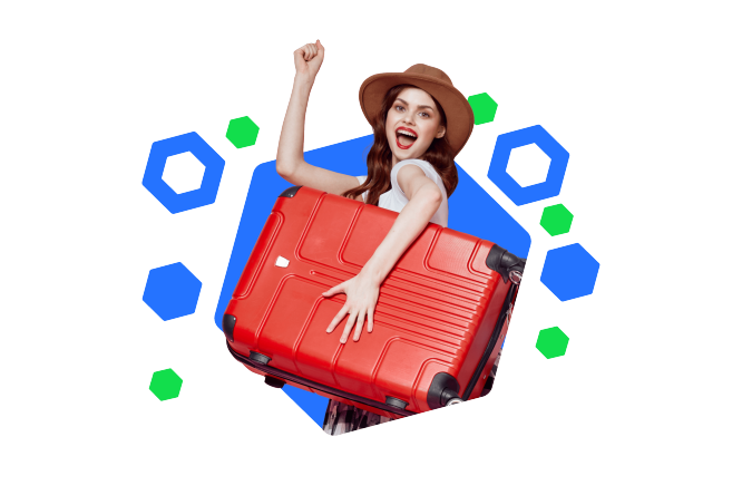 Ein freudiges Mädchen mit braunem Hut hält einen roten Koffer und hebt triumphierend die Faust. Der bunte, hexagonale Hintergrund vermittelt die Aufregung und Vorfreude auf die bevorstehende Reise.