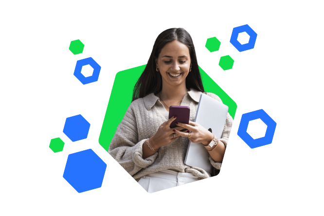 Eine glückliche junge Frau in einem beigen Pullover hält ein Smartphone und einen Laptop in den Händen. Der bunte, hexagonale Hintergrund betont die moderne und zufriedene Ausstrahlung der Szene.